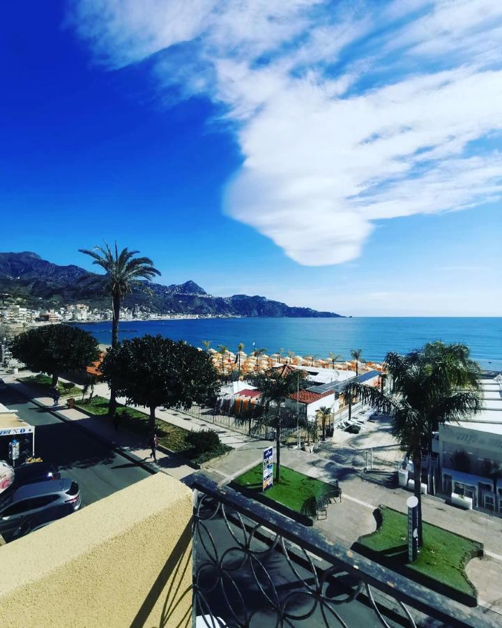 La Finestra Sul Mare Modern Apartment จีอาร์ดีนี นักซอส ภายนอก รูปภาพ