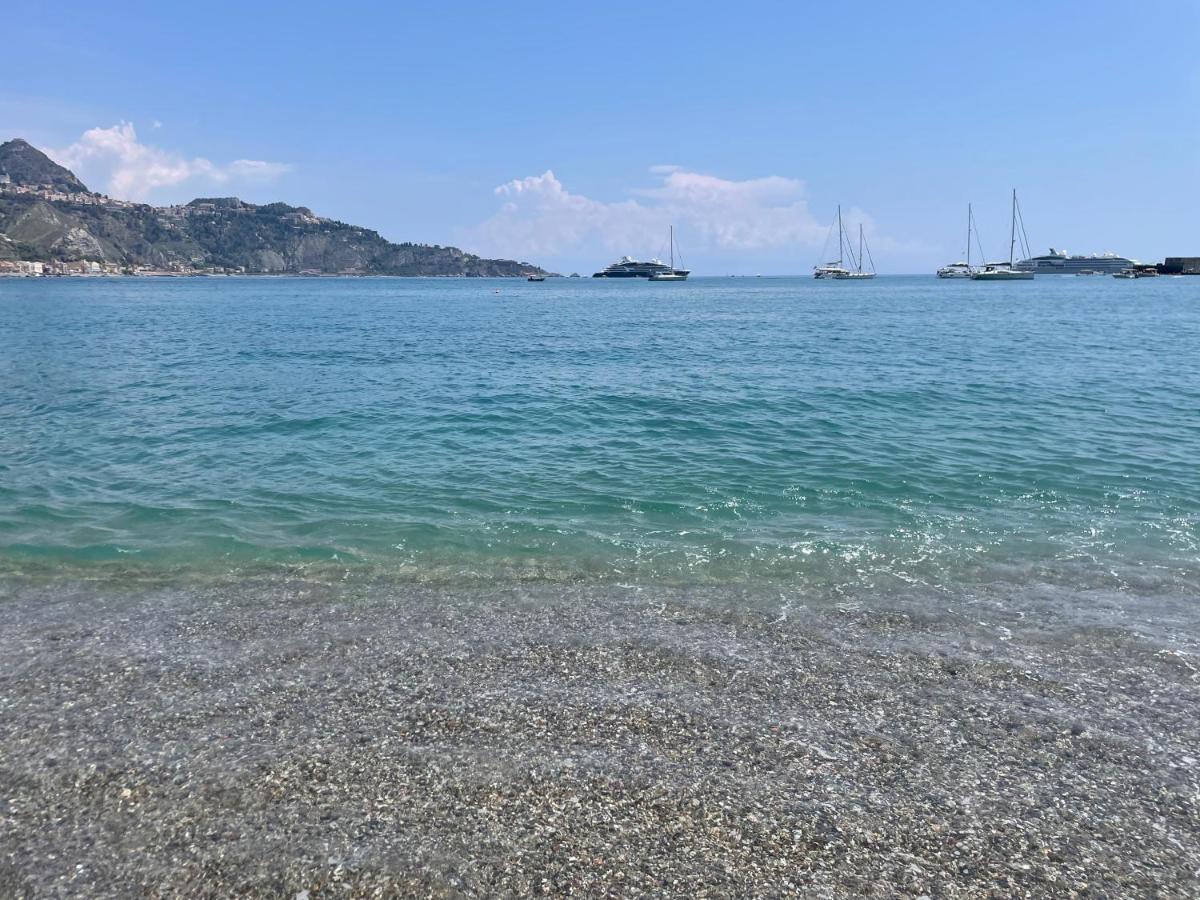 La Finestra Sul Mare Modern Apartment จีอาร์ดีนี นักซอส ภายนอก รูปภาพ