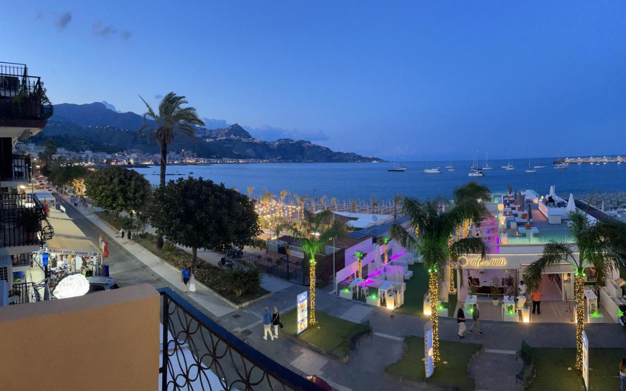 La Finestra Sul Mare Modern Apartment จีอาร์ดีนี นักซอส ภายนอก รูปภาพ