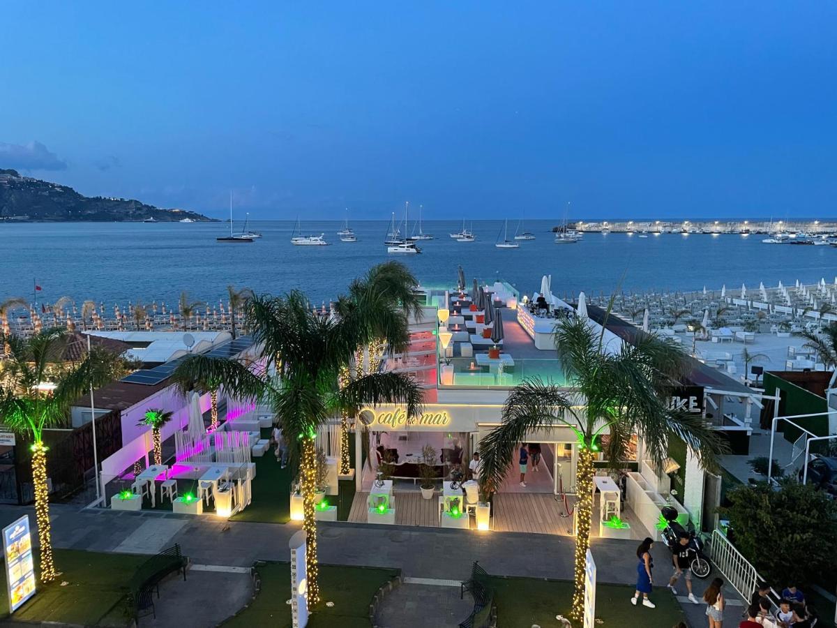 La Finestra Sul Mare Modern Apartment จีอาร์ดีนี นักซอส ภายนอก รูปภาพ