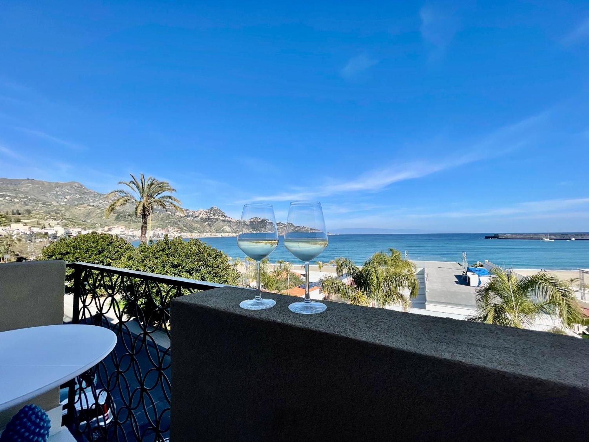 La Finestra Sul Mare Modern Apartment จีอาร์ดีนี นักซอส ภายนอก รูปภาพ